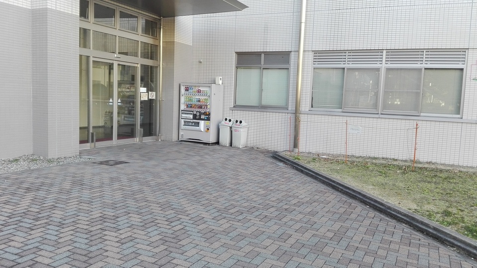 経済学部棟前の自販機