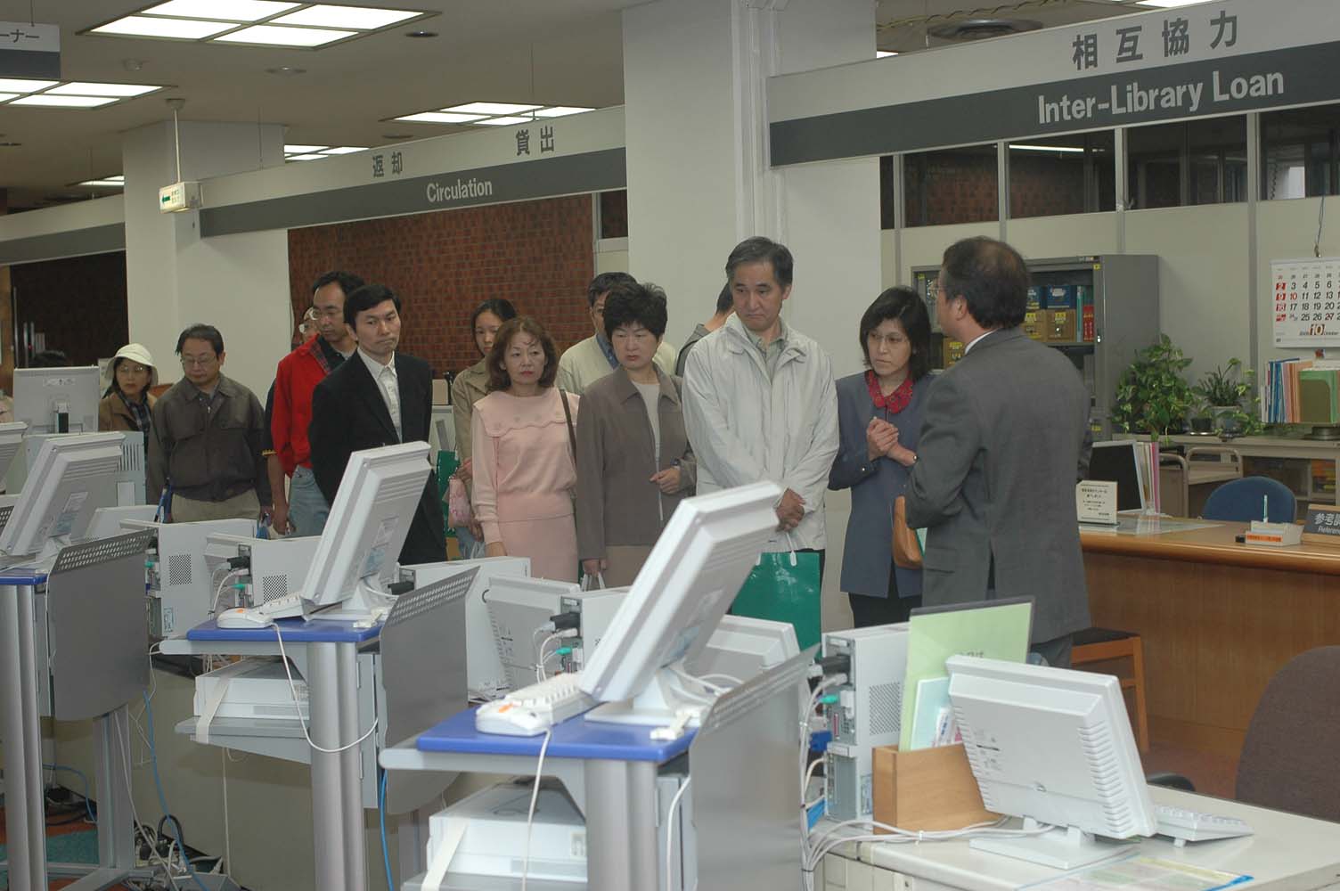 職員の案内で中央図書館を見学する参加者